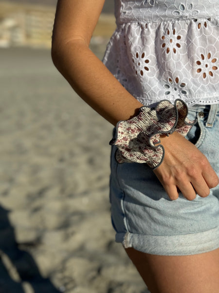 SCRUNCHIE  FLORES BORDE GRIS ESTAMPADO