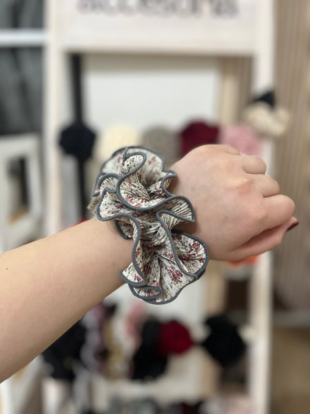 SCRUNCHIE  FLORES BORDE GRIS ESTAMPADO