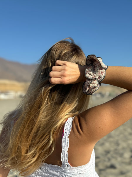 SCRUNCHIE  FLORES BORDE GRIS ESTAMPADO