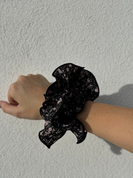 SCRUNCHIE NEGRO FLORES